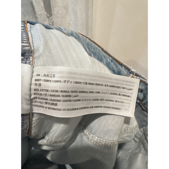 Abercrombie Fitch The Mom Short High Rise Light Wash Denim Shorts Size 28 - Picture 4 of 4